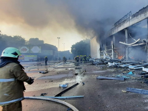 Un missile russe frappe un centre commercial et fait 16 morts