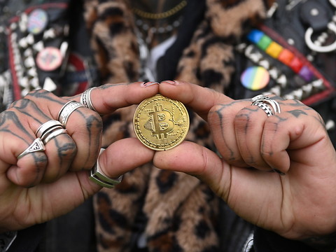 Le bitcoin glisse à nouveau sous la barre des 20'000 dollars