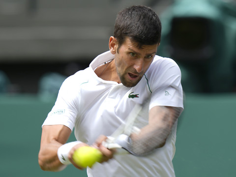 Djokovic domine Kokkinakis en trois sets