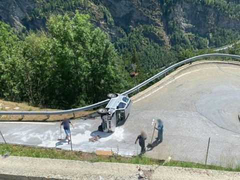 Un véhicule agricole dévale un talus en Valais, deux blessés graves