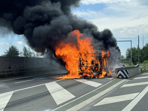 Bus de ligne entièrement détruit par les flammes sur l'A2