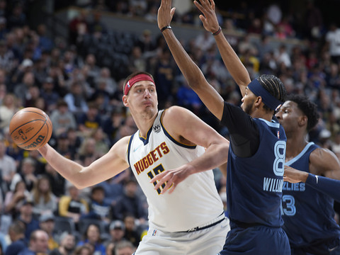 Jokic prolonge son contrat avec les Nuggets pour un montant record