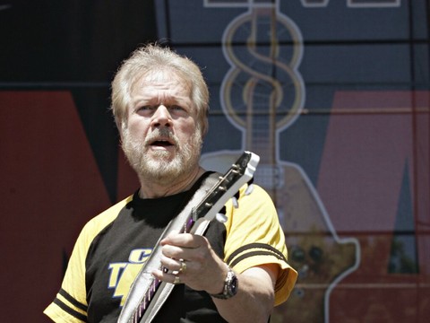 Japon: un rockeur canadien retrouve sa guitare volée il y a 46 ans