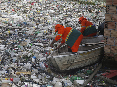 Amazonie: des tonnes de déchets polluent les eaux de Manaus
