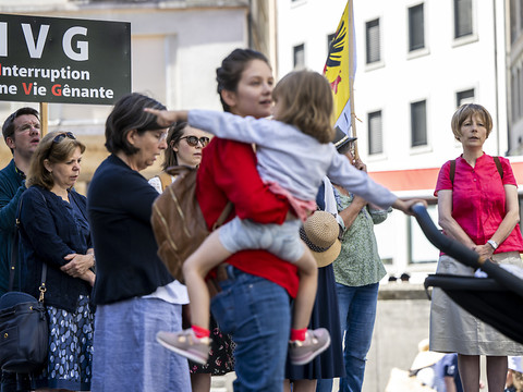 Les pro et anti-avortement se mobilisent en Suisse