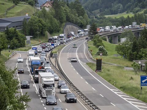 Dix kilomètres de bouchons au portail sud du Gothard