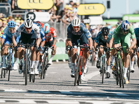 Tour de France: Jakobsen gagne la 2e étape, van Aert en jaune