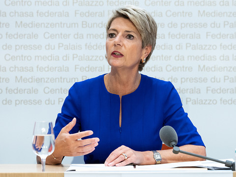 Karin Keller-Sutter table sur un durcissement des fronts en Ukraine