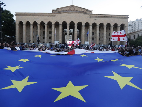 Des dizaines de milliers de pro-européens manifestent à Tbilissi