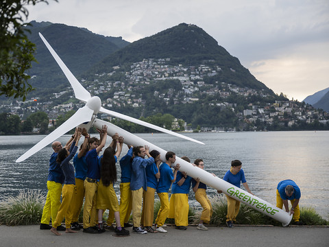Action de Greenpeace à Lugano pour un avenir vert en Ukraine
