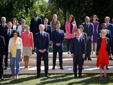 Le nouveau gouvernement dévoilé, l'opposition maintient la pression