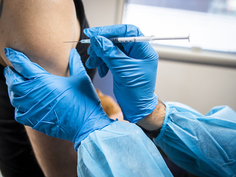 Coronavirus: pas de rappel généralisé avant l'automne, selon l'OFSP