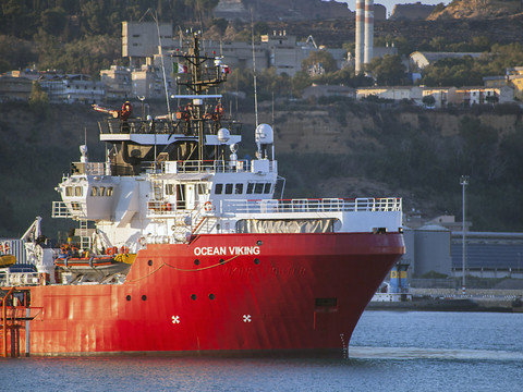 L'Ocean Viking à la recherche d'un port pour débarquer 306 migrants