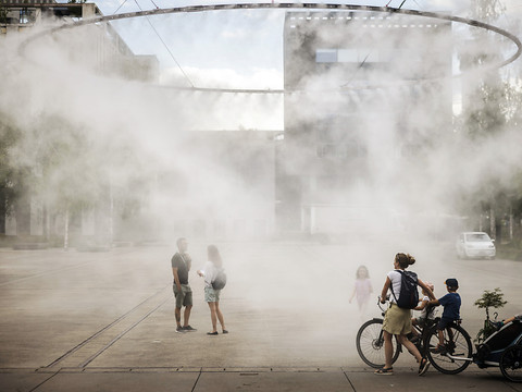 Un brumisateur géant contre la canicule sur une place de Zurich
