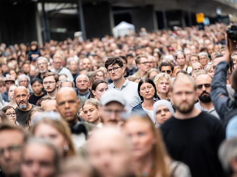 Des milliers rendent hommage aux victimes de la fusillade