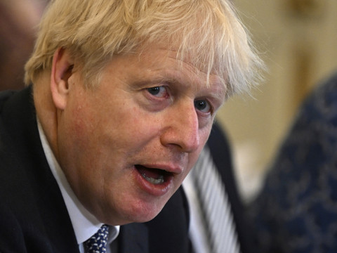 Poussé vers la sortie, Boris Johnson s'accroche coûte que coûte