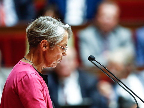 Devant le Parlement, Elisabeth Borne appelle au 