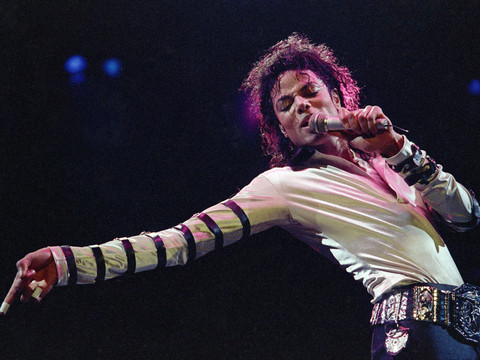 Des chansons contestées de Michael Jackson retirées de plateformes