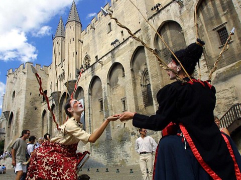 Le Festival d'Avignon démarre dans la joie, un oeil sur le virus