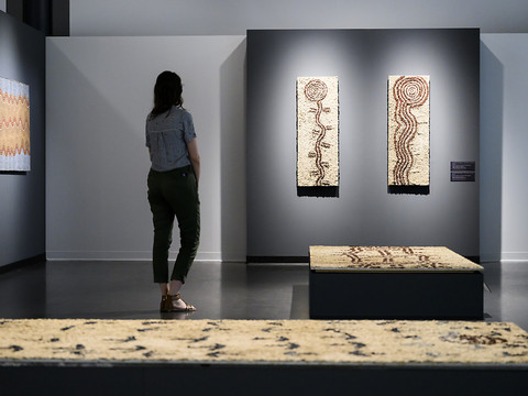 A Lens, l'art aborigène raconte l'histoire mouvementée d'une terre