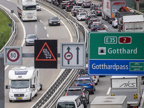 Les vacanciers stoppés devant le tunnel du Gothard