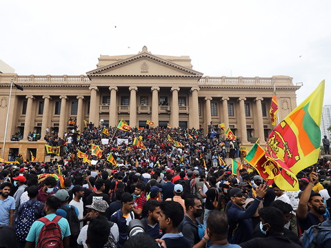 Le président fuit son palais envahi par des manifestants
