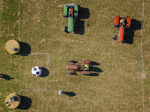 Un match de football entre tracteurs à Grandfontaine (JU)