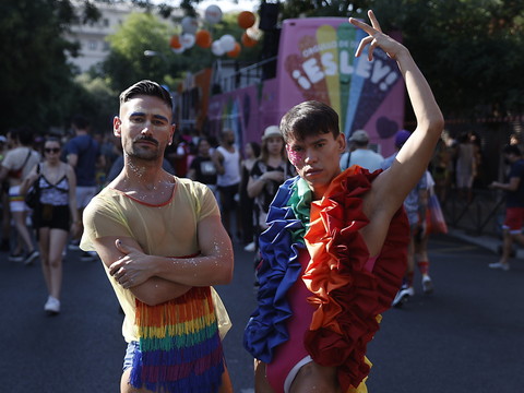 Une foule arc-en-ciel et des ministres pour la Marche des Fiertés