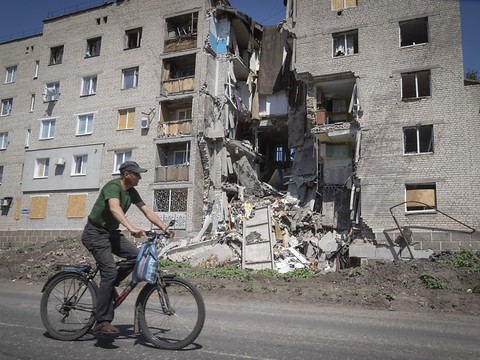 Au moins 15 morts dans une frappe sur un immeuble dans l'Est de l'Ukraine
