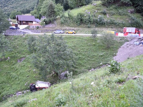 Un tracteur de montagne dévale une pente sans chauffeur