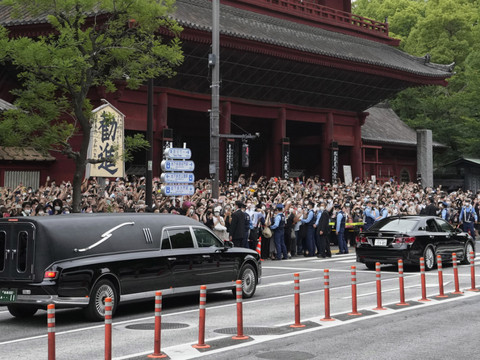 Des milliers de Japonais rendent hommage à Shinzo Abe