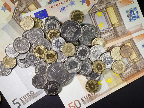 L'euro atteint la parité avec le dollar, une première depuis 2002