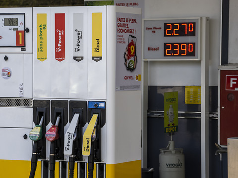 Pétrole: les prix commencent à peser sur la demande (AIE)