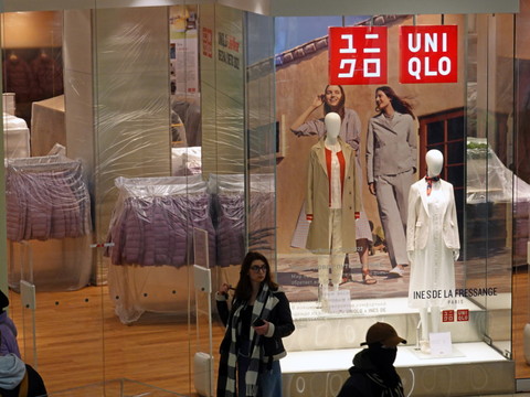 Fast Retailing (Uniqlo) relève ses objectifs, résultats solides