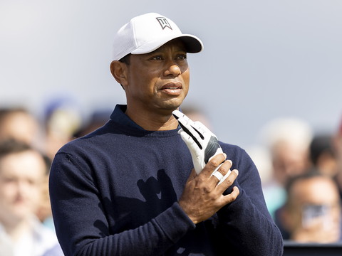 British Open: Cameron Young leader, Tiger Woods loin derrière