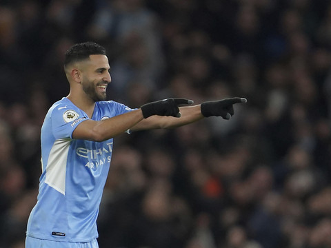 Manchester City prolonge le contrat de Mahrez jusqu'en 2025