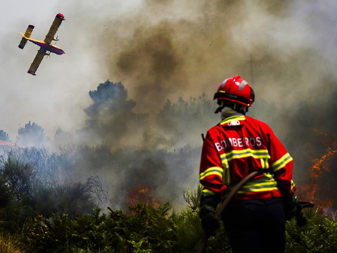 Poursuite des incendies en Europe, le Royaume-Uni en alerte rouge