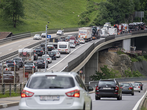 Trafic à nouveau très chargé au tunnel du Gothard
