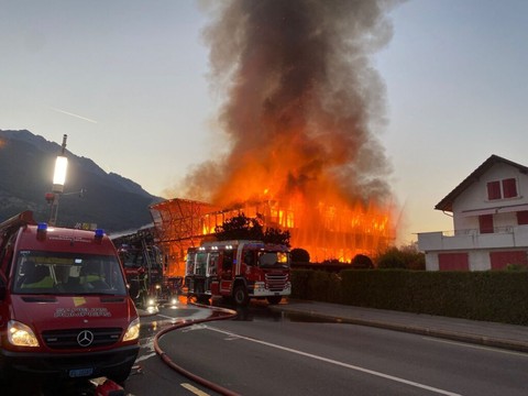 Important incendie à Monthey: bâtiment détruit, 2 pompiers blessés