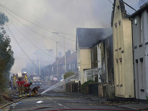 Spectaculaire incendie dans un village à l'est de Londres