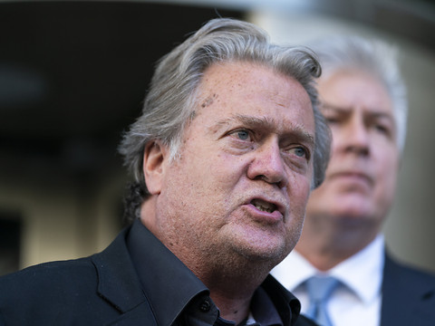 Un ex-conseiller de Trump accusé de se croire 