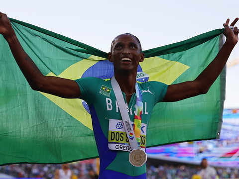 Dos Santos sacré sur 400 m haies, Warholm 7e