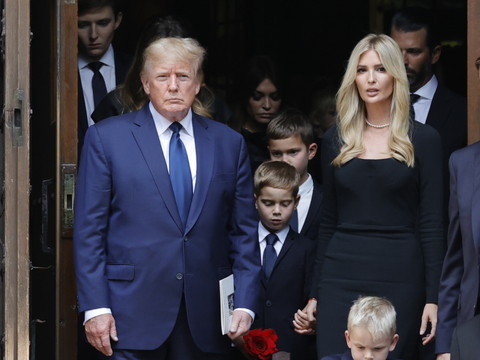 La famille Trump fait ses adieux à Ivana lors de funérailles