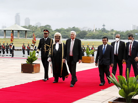 Le président Wickremesinghe investi, en quête d'un gouvernement