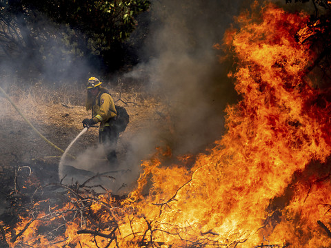 Les Américains face à des températures extrêmes, Californie en feu
