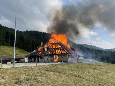 Chalet d'alpage en feu aux Paccots:  2 blessés - bétail sauvé