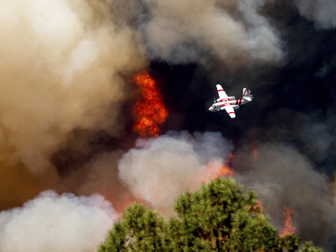 Un violent incendie continue de s'étendre en Californie