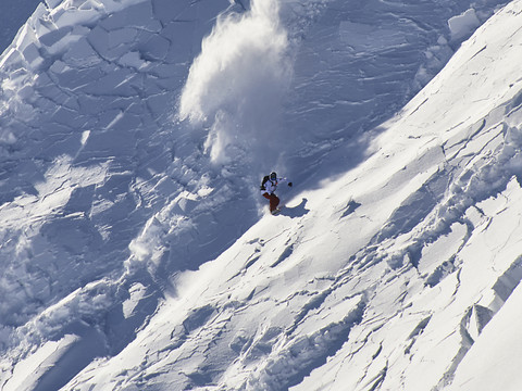 La physique des avalanches de plaque ressemble à celle des séismes