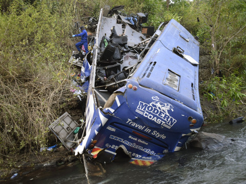 Un car de voyageurs chute d'un pont, au moins 34 morts