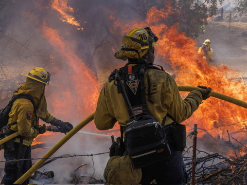 Un incendie géant se propage à toute allure en Californie